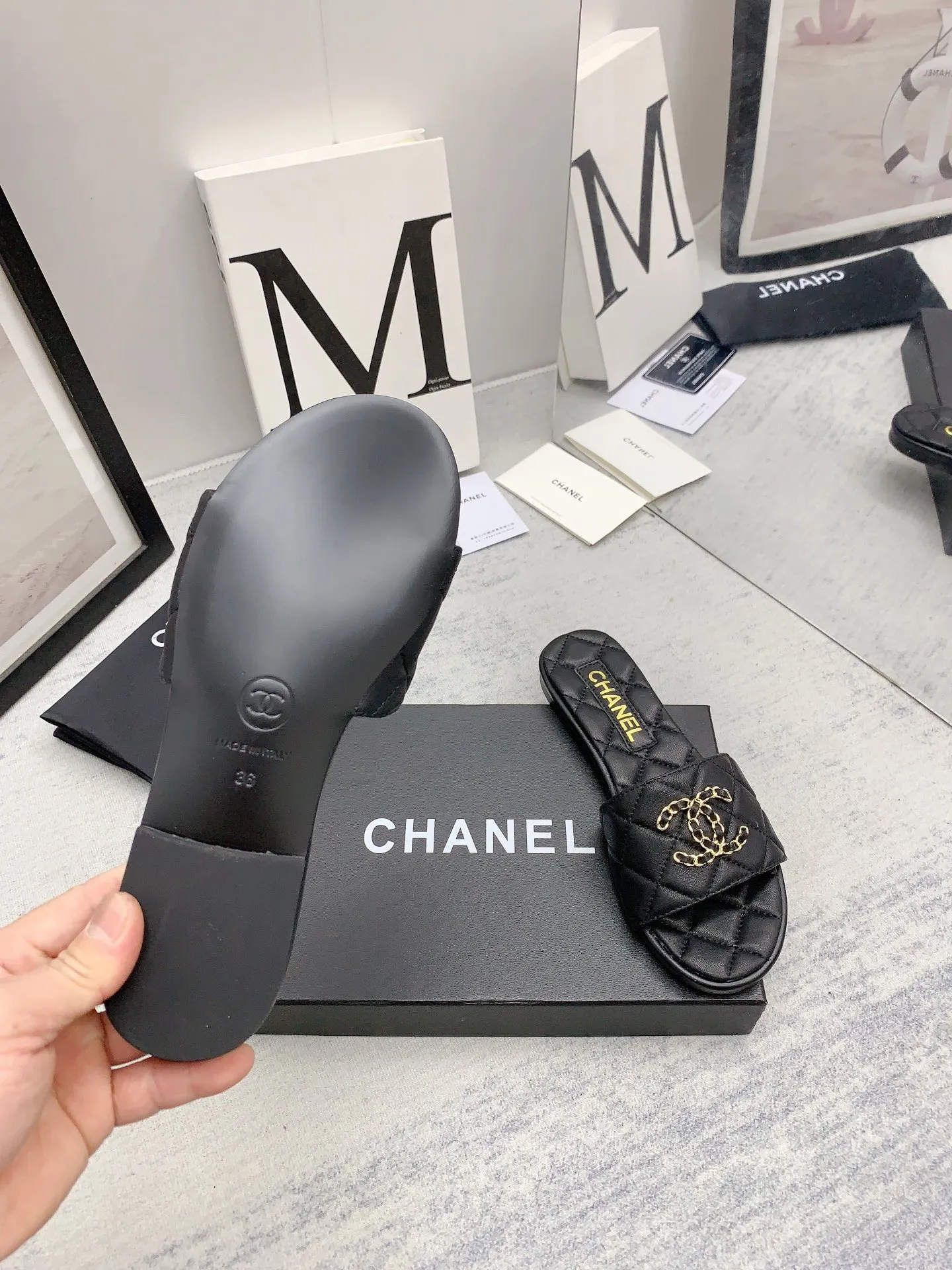 👟👟Ex-factory price 440👟👟 (high version) [CHANEL] Chanel 2023AW super popular heavy craft hardware buckle motorcycle series💃🏻💃🏻💃🏻 ⚡️Authentic grade⚡️Top-grade version~ It is not on the same level as any version of the spot version in the domestic market. It is absolutely corresponding to the genuine product🤘🏻🤘🏻The original top-grade genuine leather sole is a real heavy craftsmanship and is OEMed by top domestic partners and costs a lot of money! There are more details, including hardware buckles, which are completely corresponding to the genuine products. You can compare them at the counter at will ✅ Upper: sheepskin ✅ Inner: imported sheepskin.. ✅ Outsole: genuine leather ✅ Heel height: flat ✅ Size: 35 to 40